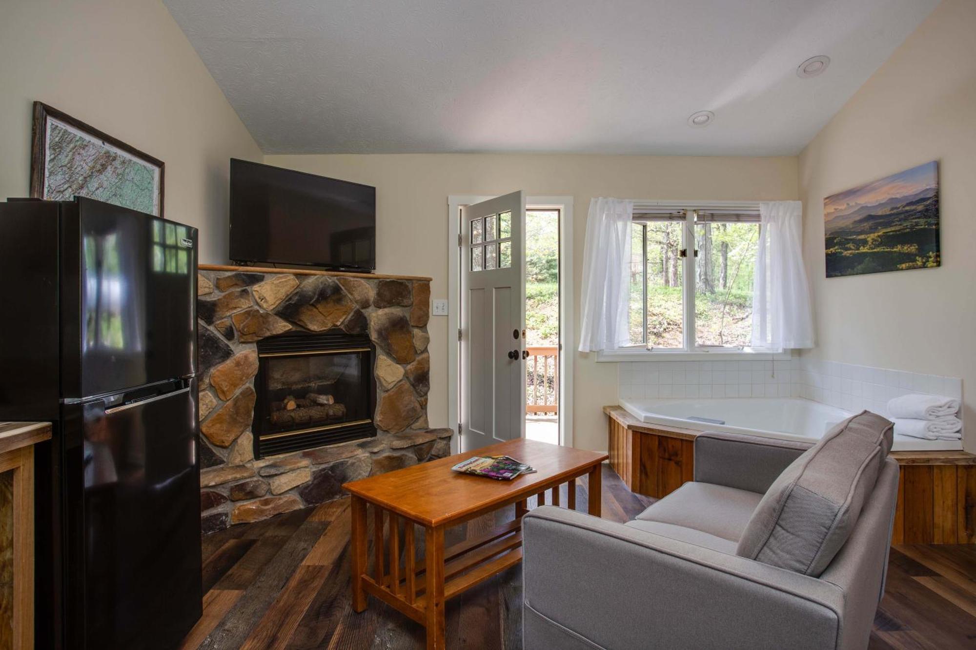 Love Ridge Mountain Lodging Lyndhurst Exterior photo